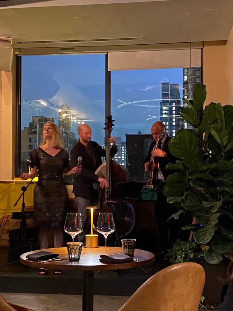 Marieke zingt in haar livingroom in New York